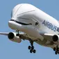 Pesawat Airbus Beluga XL bersiap mendarat setelah uji coba penerbangan perdananya di bandara Toulouse-Blagnac, Prancis, Kamis (19/7). Pesawat baru ini memiliki ukuran 20 kaki dan mampu membawa muatan 51 ton. (AP/Frederic Scheiber)