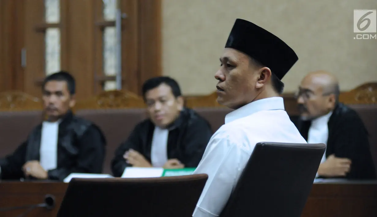 Bupati Lampung Tengah nonaktif, Mustafa menyimak pembacaan dakwaan oleh JPU di Pengadilan Tipikor, Jakarta, Senin (14/5). Mustafa didakwa menyuap beberapa anggota DPRD Lampung Tengah periode 2014-2019. (Liputan6.com/Helmi Fithriansyah)