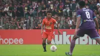 Aksi pemain Persiraja Banda Aceh, Defri Riski, pada laga kontra Persik Kediri di Stadion Brawijaya, Kediri, Sabtu (14/3/2020). (Bola.com/Gatot Susetyo)