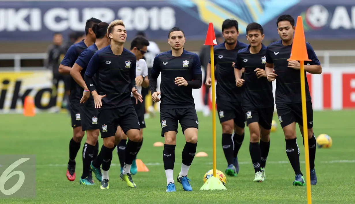 Pemain Timnas Thailand melakukan pemanasan saat latihan resmi di Stadion Pakansari, Bogor, Selasa (13/12). Thailand akan melakoni laga tandang final Piala AFF 2016 melawan Indonesia, Rabu (14/12). (Liputan6.com/Helmi Fithriansyah)