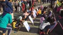 <p>Anak-anak sedang lomba mewarnai Maskot Piala Dunia 2022 La'eeb di Bekasi, Sabtu (20/11/2022). (Dok. SCM)</p>