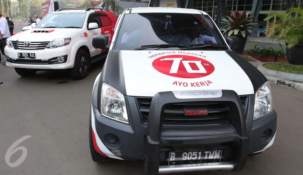 Mobil Ekspedisi Kapsul Waktu saat pelepasan di Gelora Bung Karno, Jakarta, Kamis (17/9). Tiga mobil tersebut akan melakukan perjalanan keliling Indonesia guna mewujudkan mimpi melalui aspirasi masyarakat. (Liputan6.com/Angga Yuniar)