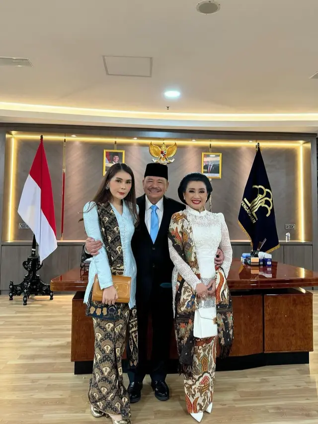 Otto Hasibuan tampil gagah dalam pelantikannya, ditemani keluarga besar (Instagram/@nataliahasibuan)