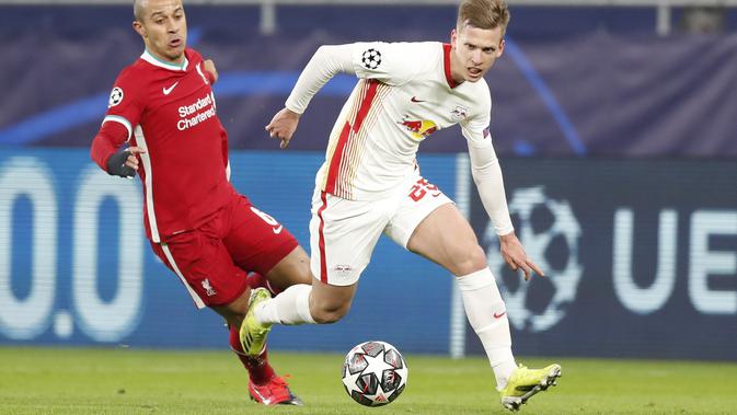 Daniel Olmo dari Leipzig, kanan, ditantang oleh Thiago dari Liverpool selama pertandingan leg kedua babak 16 besar Liga Champions antara Liverpool dan RB Leipzig di stadion Puskas Arena di Budapest, Hongaria, Rabu, 10 Maret 2021. (Foto AP / Laszlo Balogh