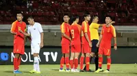 Timnas China U-19 saat meladeni Timnas Indonesia U-19 dalam uji coba di Stadion I Wayan Dipta, Gianyar, Minggu (20/10/2019). (Bola.com/Aditya Wany)