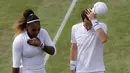 Ekspresi pasangan ganda campuran Serena Williams/Andy Murray usai kalah dari Bruno Soares/Nicole Melichar pada laga 16 besar Wimbledon 2019 di London, Inggris, Rabu (10/7/2019). Serena Williams/Andy Murray gagal melaju ke babak perempat final. (AP Photo/Kirsty Wigglesworth)