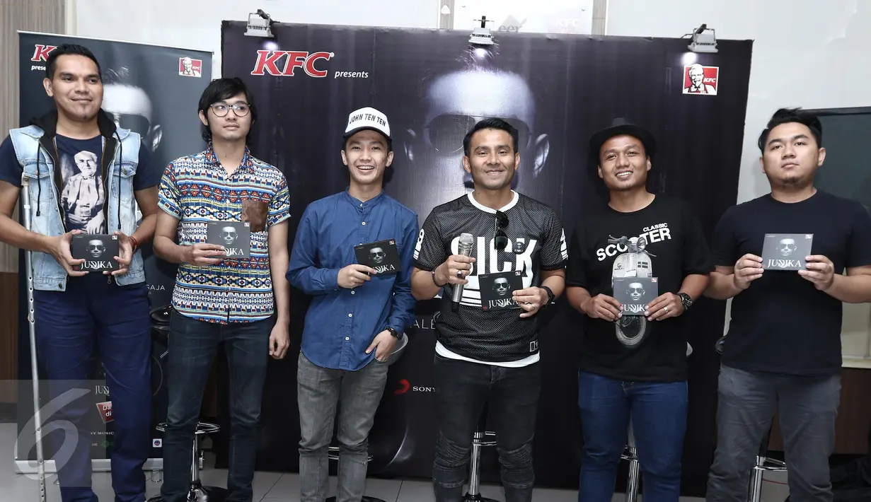 Penyanyi Judika foto bersama dengan komposer usai peluncuran album baru yang berjudul "JUDIKA" di Jakarta, Rabu (26/4). Album tersebut berisikan 10 lagu dengan 2 singel untuk album ini "Lebih dari Cinta" dan "I Love You". (Liputan6.com/Herman Zakharia)