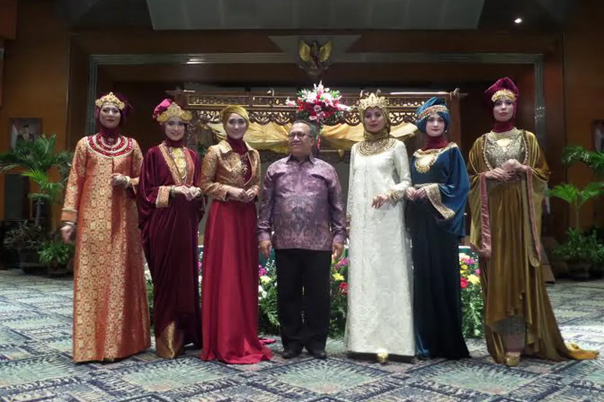 Dian Pelangi Angkat Kain Palembang di DC Fashion Week