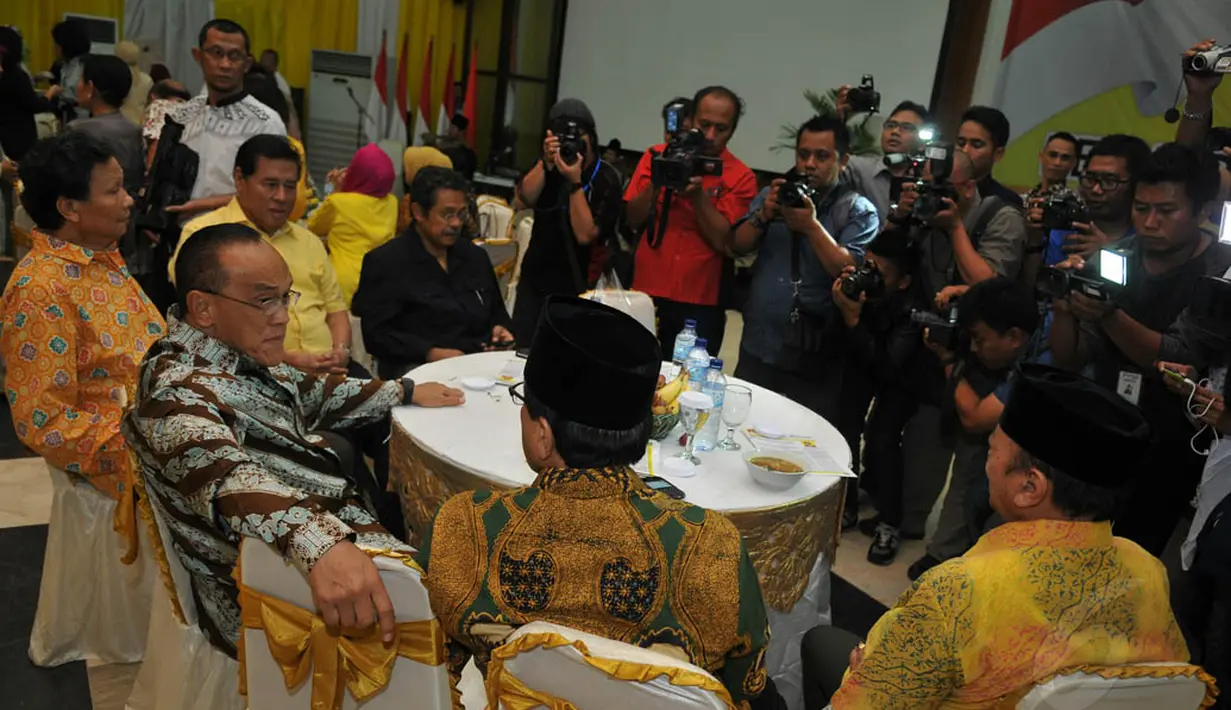 Selain Ketum DPP Partai Golkar Aburizal Bakrie, tampak hadir juga Ketua Dewan Pertimbangan Partai Golkar Akbar Tandjung, Sesepuh Partai Golkar Fahmi Idris dan Menteri Perindustrian MS Hidayat, Jakarta. (Liputan6.com/Johan Tallo)