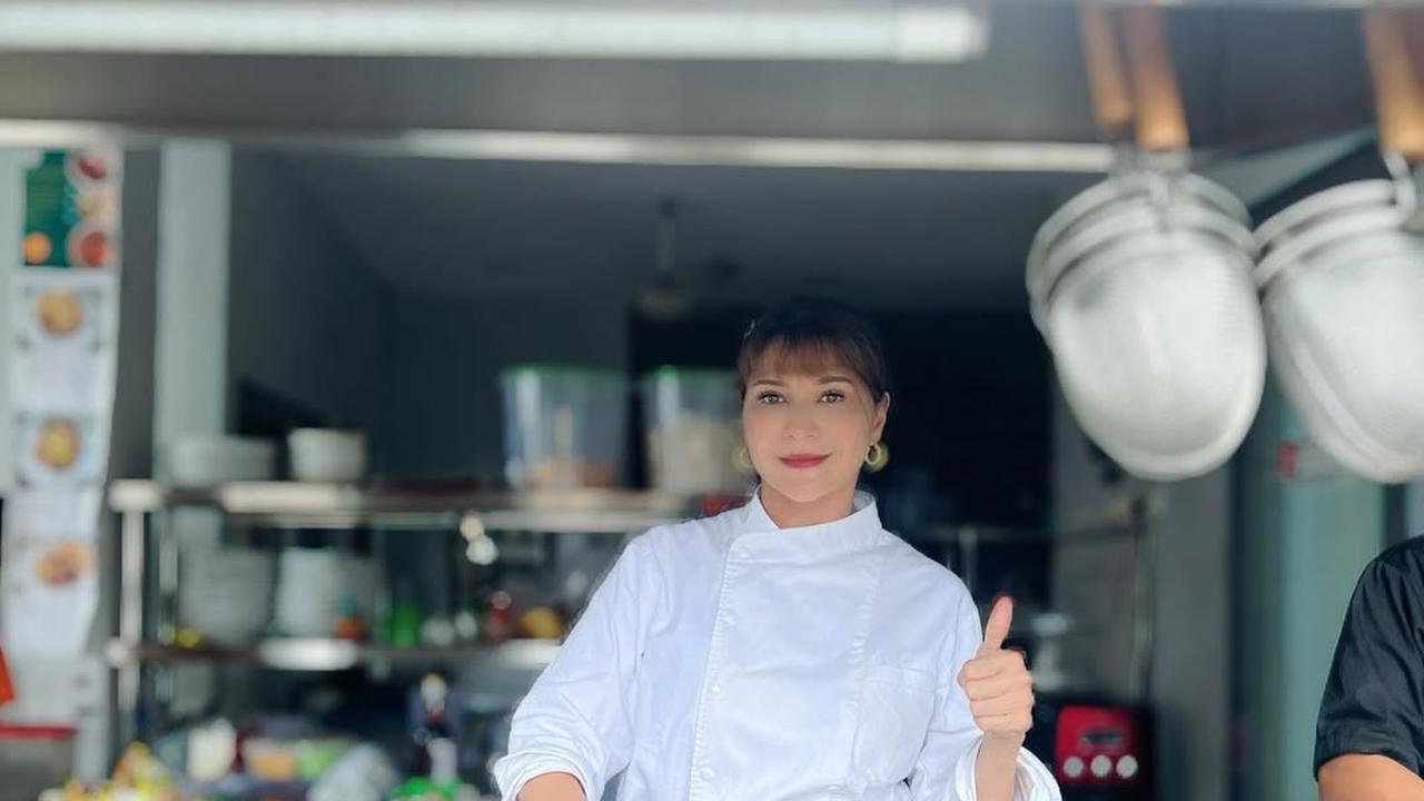Bisnis Kuliner di Bali, Ini 7 Potret Tamara Bleszynski Turun Tangan Masak Sendiri