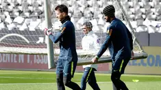 Kiper Brasil, Neto (kiri) dan Alisson membawa gawang selama sesi pelatihan di Berlin, Jerman, (26/3). Brasil akan menghadapi Jerman pada pertandingan persahabatan internasional pada 27 Maret di Berlin. (AP Photo/Michael Sohn)