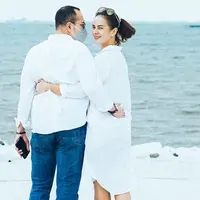 Meski jarang mengumbar kemesraan, wanita kelahiran 12 Juli 1986 ini selalu tampil romantis saat mengunggah potret liburannya bareng suami. Seperti pada potret yang satu ini, keduanya mesra dengan memakai busana berwarna putih. Senada dengan itu, Astrid pun tersenyum bahagia ke arah kamera. (Liputan6.com/IG/@astridtiar127)