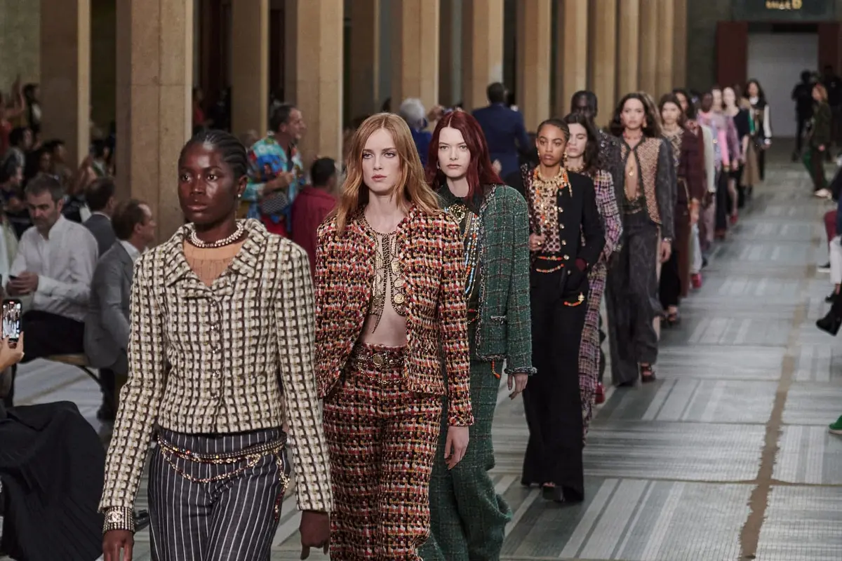 Nuansa Warna-Warni Khas 70an dari Sentuhan Kreasi Pengrajin Prancis Chanel di Koleksi Metiers d'art 2022