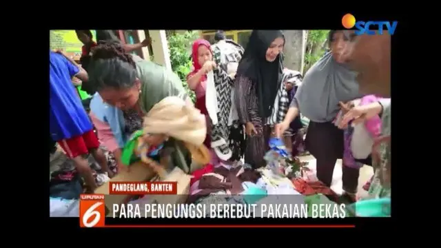 Sejumlah pengungsi korban tsunami Selat Sunda berebutan pakaian bekas di posko pengungsian di Carita. Pakaian tersebut disumbang dari sejumlah masyarakat dan relawan.