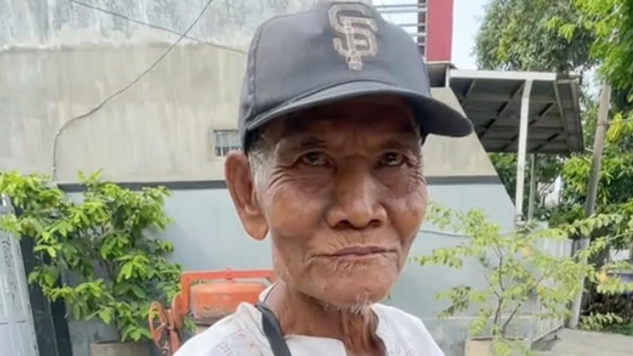 Perjuangan Lansia Hidup Sendiri Jualan Kerupuk, Istri dan 7 Anaknya Meninggal Dunia