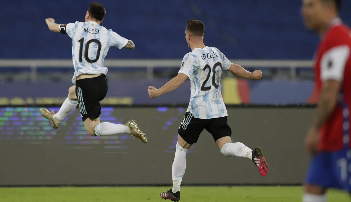 Penyerang Argentina, Lionel Messi (kiri) berselebrasi usai mencetak gol ke gawang Chile pada pertandingan Grup A Copa America 2021 di Stadion Nilton Santos, Brasil, Selasa (15/6/2021). Argentina bermain imbang atas Chile 1-1. (AP Photo/Silvia Izquierdo)