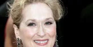 Aktris senior asal Amerika, Meryl Streep tetap cantik meski di usia senja. Potret ini menunjukan Meryl Streep saat di karpet merah Academy Awards tahun 2006. (Bintang/EPA)