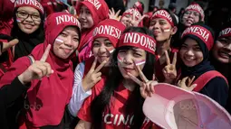 Sejumlah suporter cantik mendukung Timnas Indonesia yanag melawan Timor Leste pada laga SEA Games di Stadion MPS, Selangor, Minggu (20/8/2017). Indonesia menang 1-0 atas Timor Leste. (Liputan6/Faizal Fanani)