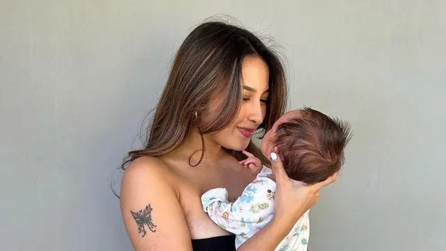 Jennifer Coppen momong buah hati