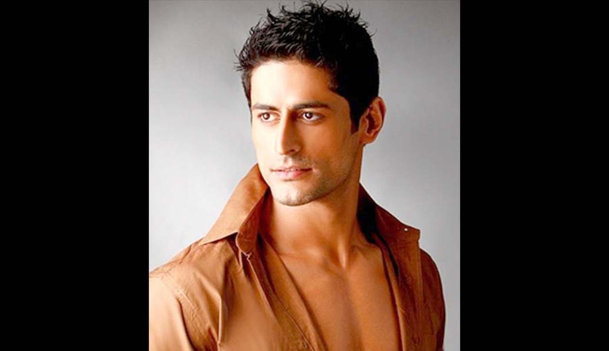 Menurut lansiran situs daily.bhaskar.com (17/5), Mohit menyihir 75 persen perempuan dewasa di India untuk setia menatap dia di serial Mahadewa (maxabout.com)