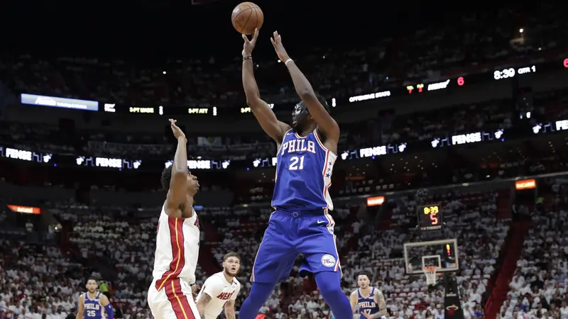 Aksi Joel Embiid melepaskan tembakan saat Sixers melawan Heat pada gim ketiga play-off NBA