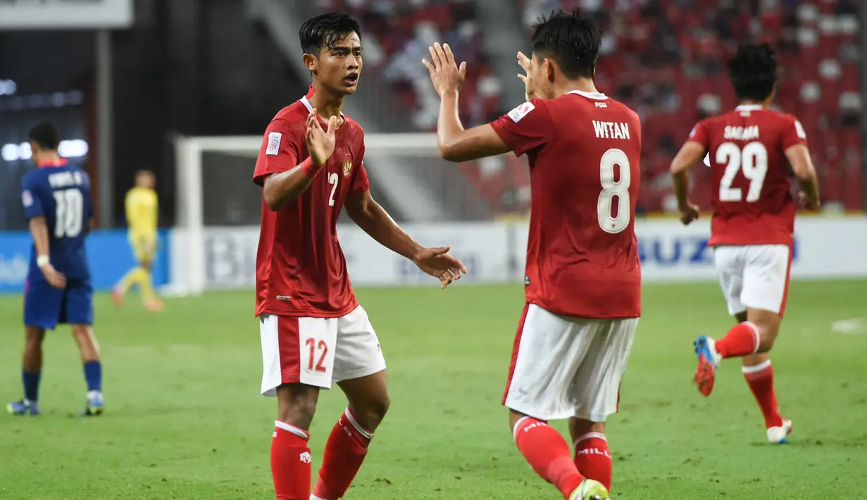 Usai berada di ujung tanduk, Pratama Arhan menjadi pahlawan dengan menyamakan skor 2-2 di menit ke-87. Namun tak lama kemudian ia menjadi penyebab Indonesia dihukum penalti. Beruntung, eksekusi yang dilakukan Faris Ramli dapat ditepis Nadeo Argawinata. (AFP/Roslan Rahman)