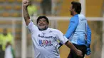 Mantan pemain Argentina, Diego Armando Maradona merayakan selebrasi usai mencetak gol pada laga amal untuk Perdamaian di Techo stadion, Bogota, Kolumbia (10/42015). (REUTERS/John Vizcaino)