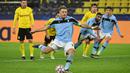 Striker Lazio, Ciro Immobile, melakukan eksekusi penalti ke gawang Borussi Dortmund dalam laga lanjutan Liga Champions 2020/21 Grup F di Signal Iduna Park Stadium, Dortmund, Rabu (2/12/2020) waktu setempat. Lazio bermain imbang 1-1 dengan Dortmund. (AFP/Ina Fassbender)