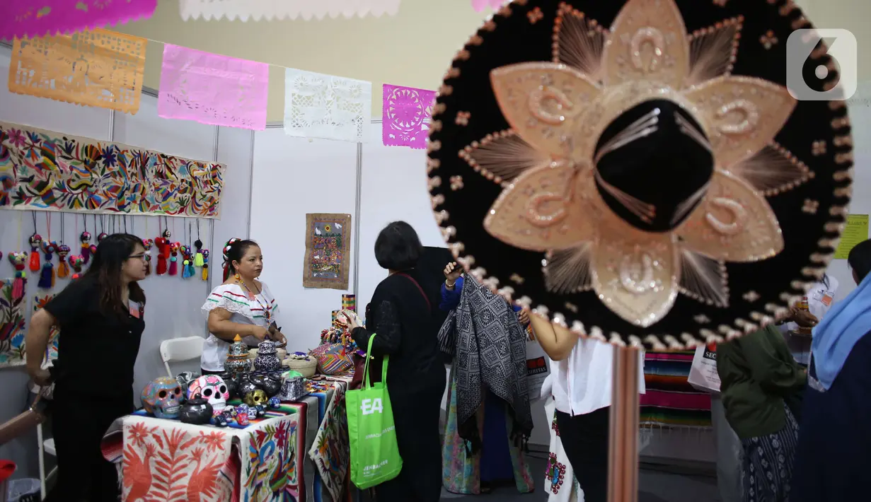 Pengunjung melihat produk yang ditawarkan dalam Bazar Amal Women International Club (WIC) Ke-52 di JCC Senayan, Jakarta, Rabu (11/12). Kegiatan tersebut dalam rangka menggalang dana untuk meningkatkan pendidikan dan kesejahteraan masyarakat Jakarta. (Liputan6.com/Angga Yuniar)