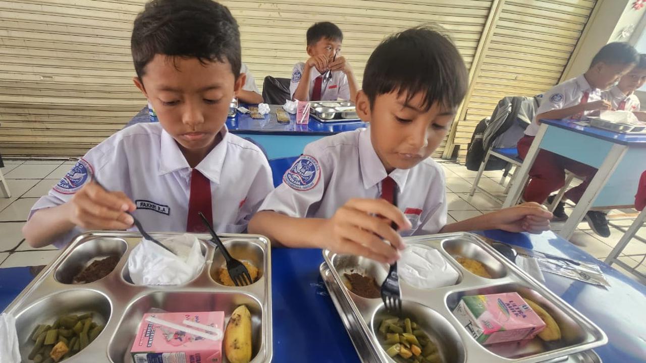 Lanud Husein Sastranegara Gelar Uji Coba Program Makan Siang Bergizi di Sekolah