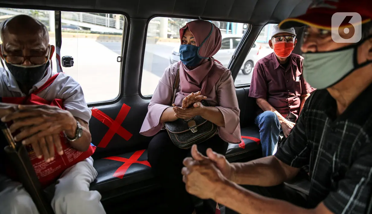 Penumpang menerapkan jaga jarak saat menaiki angkutan umum Jak Lingko di kawasan Cawang, Jakarta, Senin (6/7/2020). Pada perpanjangan masa PSBB transisi, angkutan umum sudah mulai beroperasi kembali dengan menerapkan protokol Kesehatan Covid-19. (Liputan6.com/Faizal Fanani)