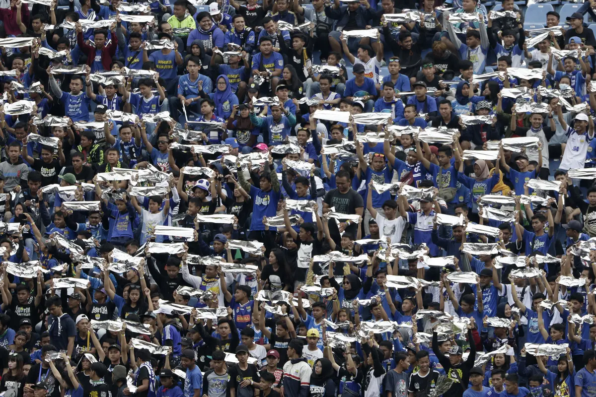 Suporter Persib Bandung, Bobotoh, memberikan dukungan saat melawan TIRA Persikabo pada laga Piala Presiden 2019. (Bola.com/Yoppy Renato)