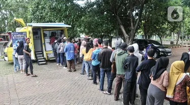 Warga mengantre untuk menukarkan uang receh di layanan Bank Keliling di Jakarta Islamic Centre, Jakarta Utara, Rabu (12/4/2023). (merdeka.com/Iqbal S. Nugroho)