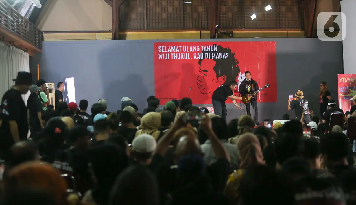 Nama Wiji Thukul dikenal publik berkat puisi-puisinya yang lantang mengkritik otoritarianisme Orde Baru dan tekadnya memperjuangkan hak kelompok marjinal. (Liputan6.com/Faizal Fanani)