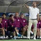 Pelatih Manchester City, Pep Guardiola mengintruksikan pemainnya saat bertanding melawan Real Madrid di International Champions Cup (ICC) di Los Angeles Memorial Coliseum, Kamis (27/7). City menang atas Madrid dengan skor 4-1. (AP Photo/Jae C. Hong)