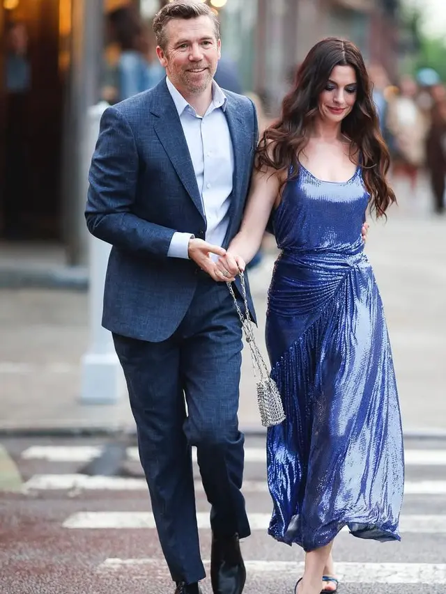 Potret Terbaru Anne Hathaway saat Syuting The Devil Wears Prada 2 Terungkap, Pakai Gaun Bling-Bling Serba Ungu