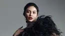 Ariel Tatum dengan dress megah bernuansa merah dan aksen bulu hitam di bagian dada. Dressnya ini memiliki detail asimetris yang menambah kesan edgy pada keseluruhan penampilannya. [Foto: Instagram/arieltatum]