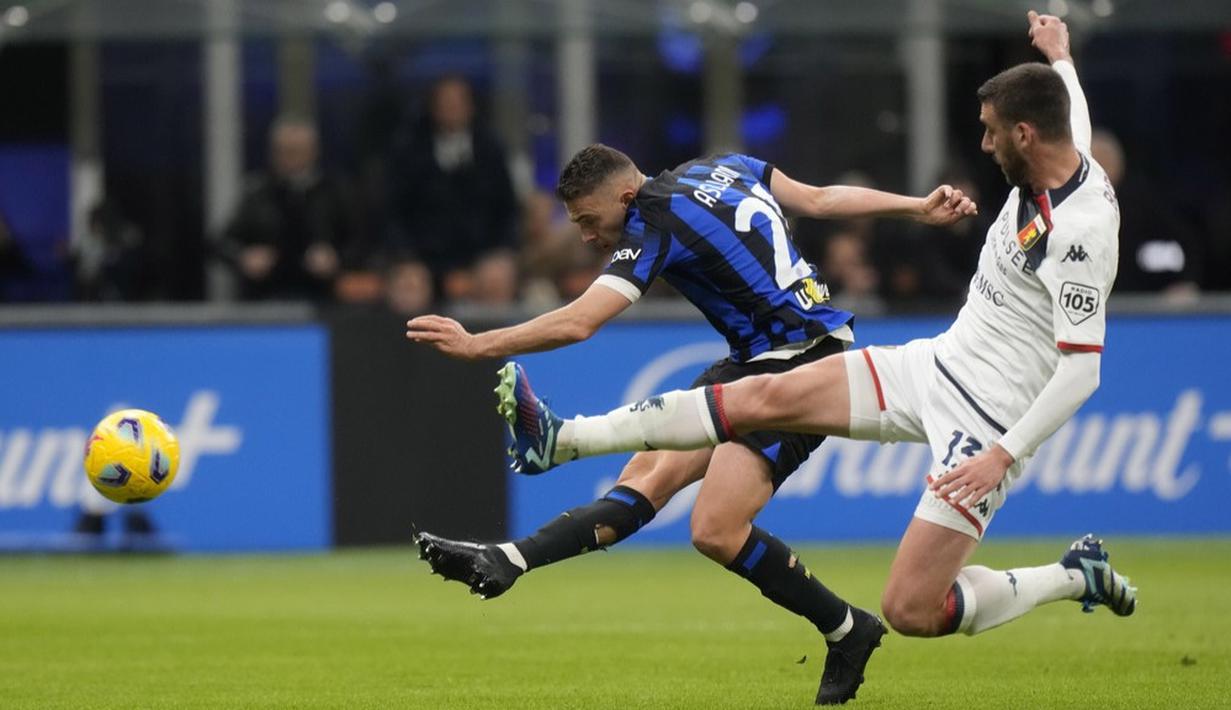Pemain Inter Milan, Kristjan Asllani, mencetak gol ke gawang Genoa pada laga Liga Italia di Stadion Giuseppe Meazza, Selasa (5/3/2024). Dua gol Inter masing-masing diciptakan oleh Kristjan Asllani dan eksekusi penalti Alexis Sanchez. Genoa sempat memperkecil ketinggalan berkat aksi Johan Vasquez. (AP Photo/Luca Bruno)
