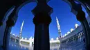 Pilar-pilar masjid Agung Sheikh Zayed terlihat di ibukota UEA Abu Dhabi (15/3). Masjid Sheikh Zayed di inspirasi oleh pengaruh arsitektural Mughal (India, Pakistan, Bangladesh) dan Mooris (Maroko). (AFP Photo/Giuseppe Cacace)