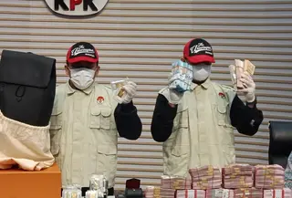 KPK resmi menetapkan enam orang sebagai tersangka kasus korupsi importasi Bea Cukai. Penyidik turut menyita barang bukti senilai Rp 40, 5 miliar. (Liputan6.com/Rifqy Alief Abiyya)