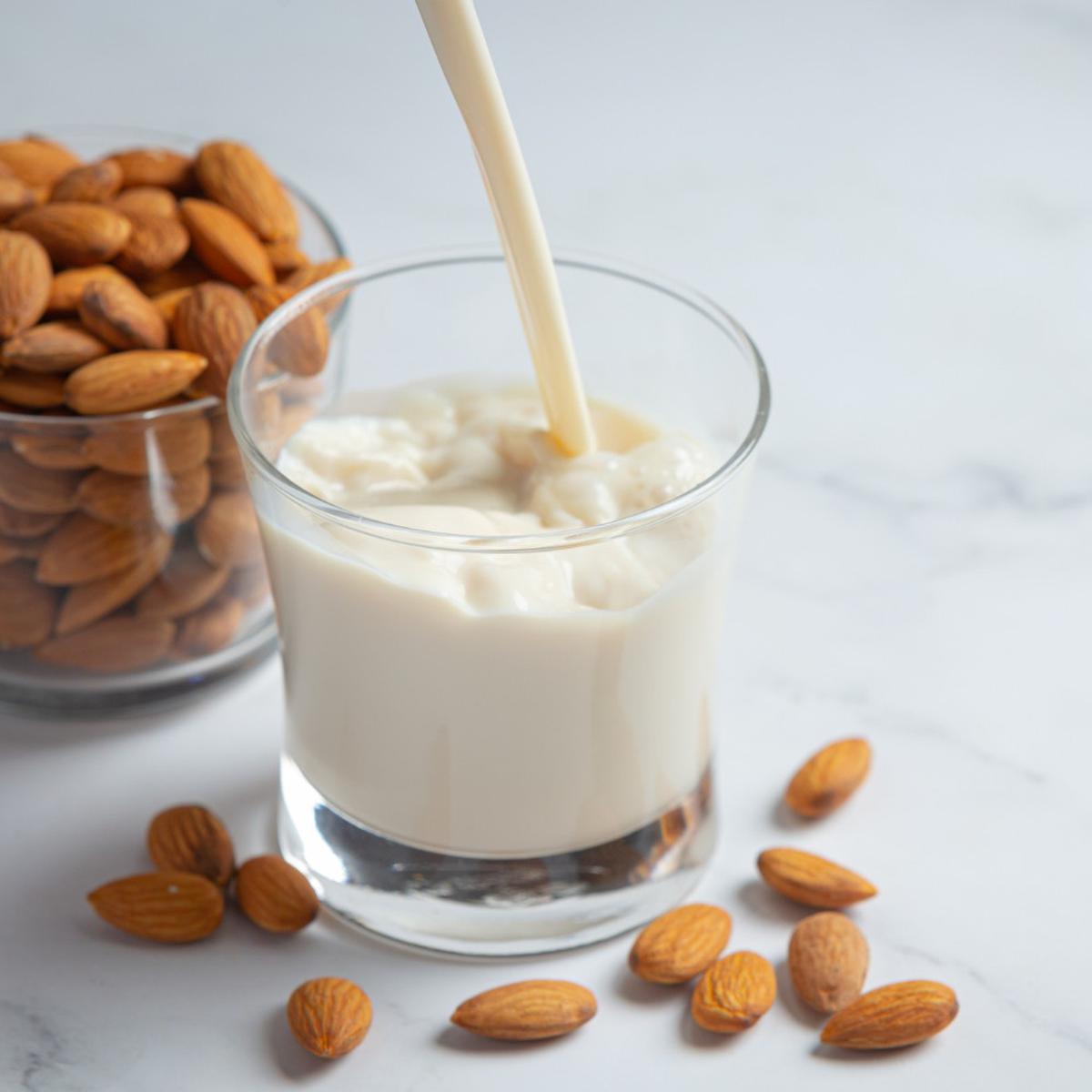 Ilustrasi Susu Almond (©Freepik)