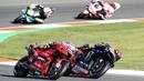 Take over ramai terjadi pada awal balapan. Juara Dunia MotoGP Fabio Quartararo bahkan sempat menyalip Jack Miller yang sempat turun dari posisi kedua. (AP Photo/Alberto Saiz)