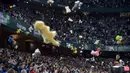 Bukan hanya hujan salju yang terjadi di stadion-stadion Eropa menjelang Natal. Namun kita juga bisa menjumpai hujan boneka dan mainan seperti yang terjadi di markas Real Betis, Benito Villamarin Stadium, 12 Desember 2021 kala menjamu Real Sociedad di Liga Spanyol. (AFP/Cristina Quicler)