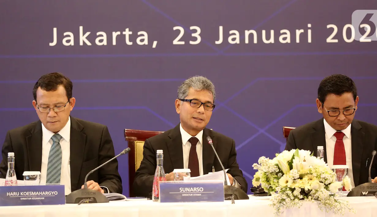 Direktur Utama BRI Sunarso (tengah) memberi keterangan pers pada paparan Kinerja Keuangan Triwulan IV tahun 2019, Jakarta, Kamis (23/1/2020). Hingga akhir tahun 2019, tercatat BRI memiliki 422 ribu agen dengan transaksi mencapai 521 juta kali transaksi finansial. (Liputan6.com/Fery Pradolo)