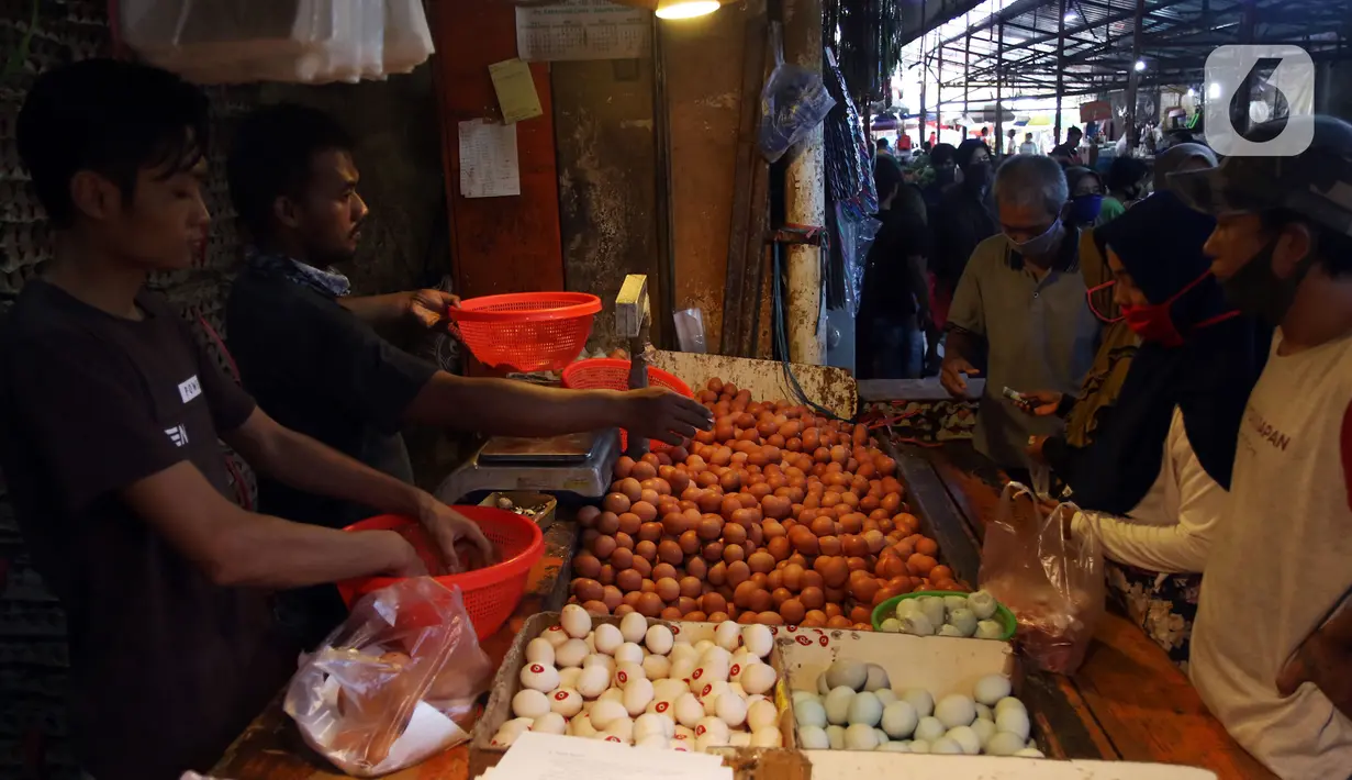 Aktivitas jual beli telur di pasar Kebayoran Lama, Jakarta, Kamis (5/7/2020). Sebenarnya telur ayam infertil atau telur HE layak konsumsi, namun lebih cepat membusuk karena berasal dari ayam betina yang sudah dibuahi pejantan sehingga seharusnya tak diizinkan dijual bebas (Liputan6.com/Johan Tallo)