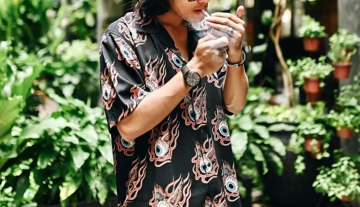 Tampil beda, Abidzar terlihat nyentrik dengan menggenakan kemeja hitam dan topi kupluk. Ditambah kacamata hitam, penampilannya semakin stylist. [instagram/abidzar73]