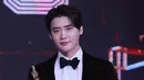 <p>Dalam MBC Drama Awards 2022, Lee Jong Suk jadi salah satu pemenang. Ia memberikan ucapan terima kasih kepada seseorang yang namanya tidak disebutkan. (Foto: Instagram.com/mbcdrama_now)</p>