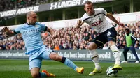 Penyerang Tottenham Hotspur, Harry Kane berusaha melewati bek Pablo Zabaleta pada Laga Liga Premier Inggris di Stadion White Hart Lane, Inggris, Minggu (3/5/2015). Manchester City menang 1-0 atas Tottenham Hotspur. (Reuters/Andrew Couldridge)