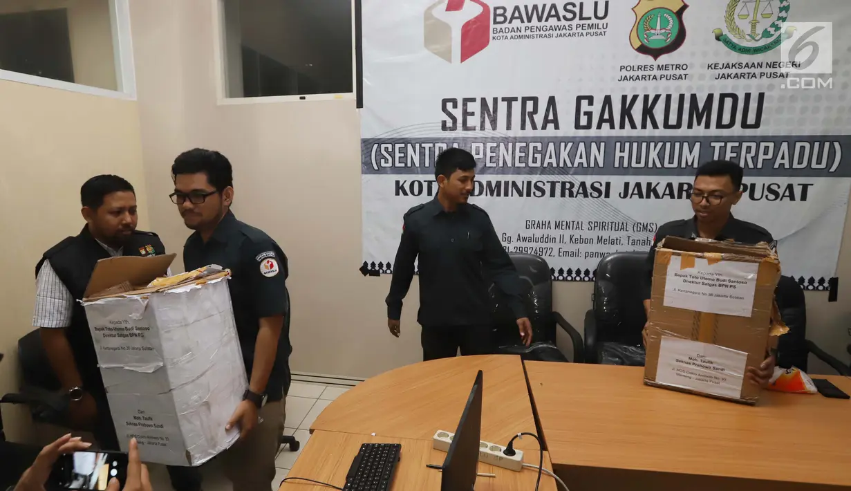 Petugas Bawaslu Jakarta Pusat membawa kardus berisi form C1 Pemilu yang diamankan di Gedung Bawaslu Jakarta Pusat, Senin (6/5/2019). Pihak Bawaslu mengatakan masih akan melakukan investigasi dan pemeriksaan terhadap temuan form C1 dari sejumlah daerah itu. (Liputan6.com/Helmi Fithriansyah)