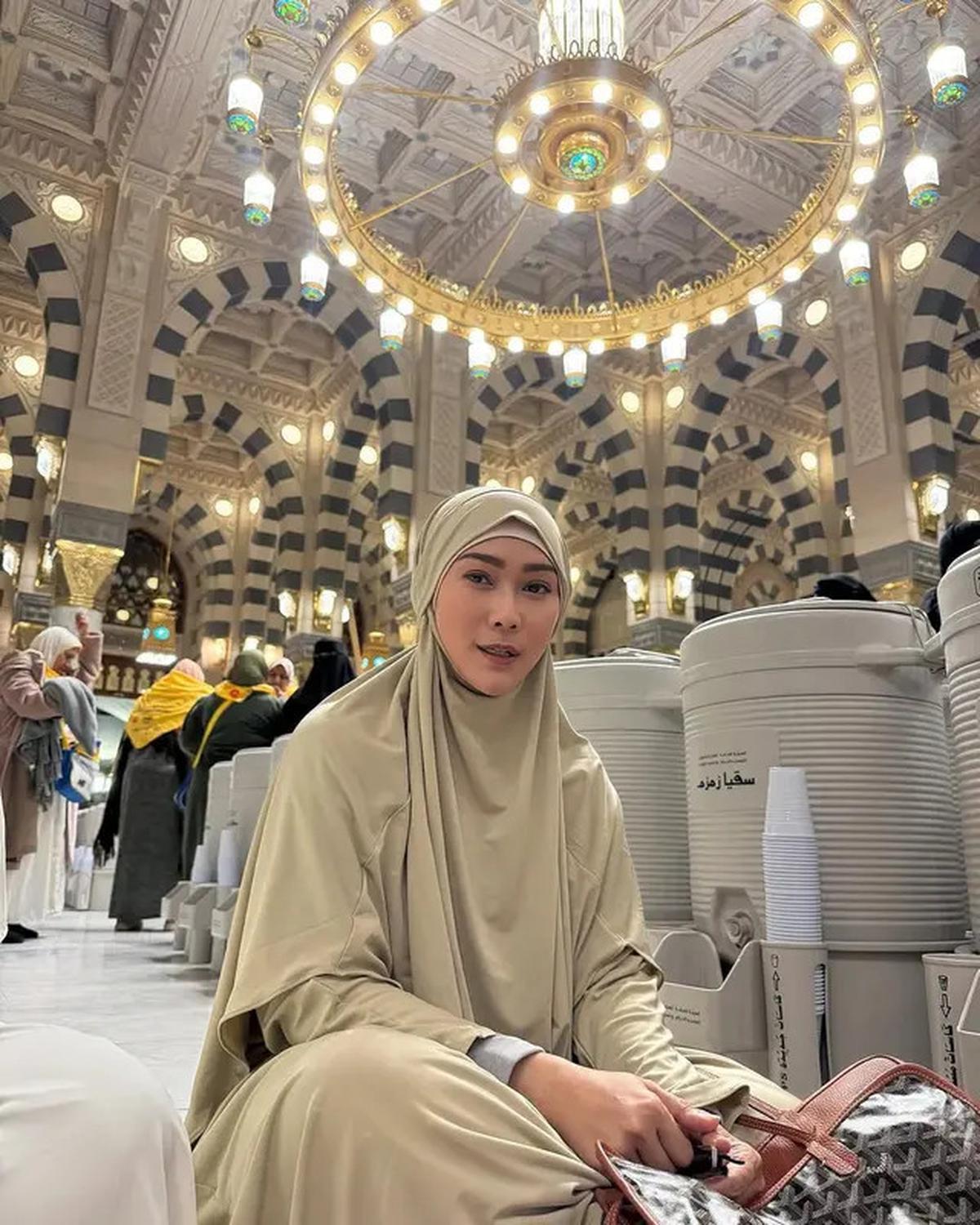Inul Daratista Tak Mudik Tahun Ini, Diwakili Suami Lakukan Tradisi Berbagi di Kampung Halaman
